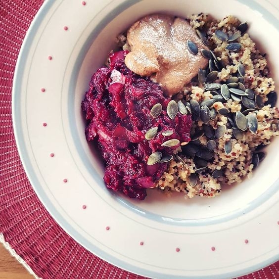 Quinoa porridge with berry compote